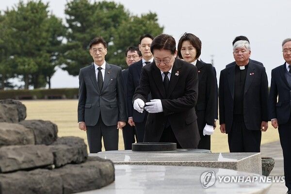 이재명 대통령이 3월 29일 제주 4·3 평화공원에서 위령탑에 분향하고 있다.[사진=연합뉴스]