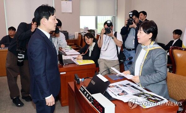 '쌍방울 대북 송금' 사건을 수사했던 박상용 인천지방검찰청 부부장검사가 3일 국회에서 열린 '윤석열정권 정치검찰조작기소 의혹사건 진상규명' 국정조사특별위원회 전체회의에서 서영교 위원장에게 증인선서 거부 소명서를 제출한 뒤 언쟁을 벌이고 있다. 2026.4.3 [사진=연합뉴스]