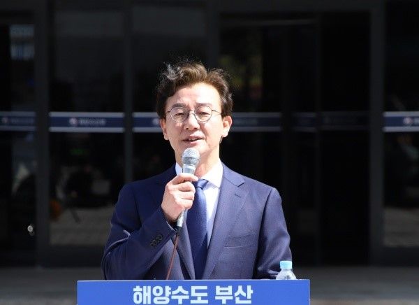 전재수 전 해양수산부 장관이 2일 해수부 청사 앞에서 부산시장 출마를 선언하고 있다.[사진=정하룡 기자]