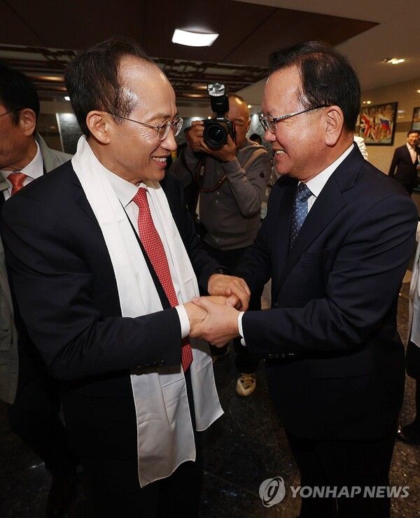 5일 오후 대구스타디움에서 열린 '2026 대구 기독교 부활절 연합예배'에서 추경호 국민의힘 대구시장 경선 후보(왼쪽)와 김부겸 더불어민주당 대구시장 후보가 악수하고 있다. 2026.4.5 [사진=연합뉴스]