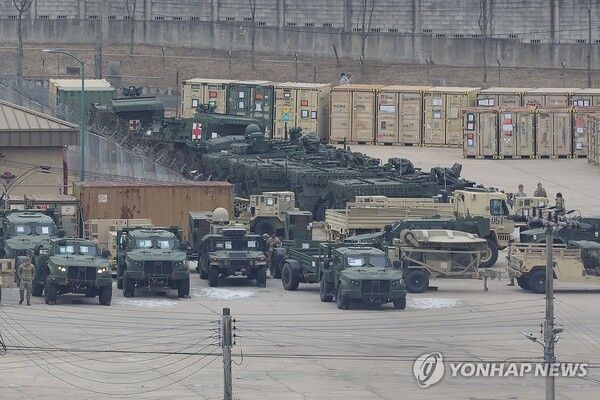 미국 트럼프 행정부가 새 국방전략(NDS)을 공개하며 주한미군의 전략적 유연성을 시사한 가운데 지난 26일 경기도 동두천시 주한미군 기지에서 스트라이커 장갑차 등 미군 차량들이 대기하고 있다. [사진=연합뉴스]