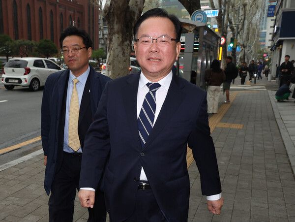 더불어민주당 대구시장 후보로 확정된&nbsp;김부겸&nbsp;전 국무총리가 6일 대구 중구에서 열린 기자 간담회에 참석하고자 이동하고 있다. [사진=연합뉴스]