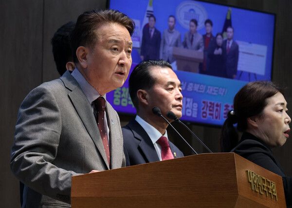 김영환&nbsp;충북도지사가 2월 9일 국회 소통관에서 '충청북특별자치도법' 제정 촉구 기자회견을 하고 있다. [사진=연합뉴스]