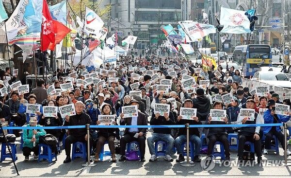 4·4 내란청산 사회대개혁 주권자 승리의 날 시민행동에서 내란청산·사회대개혁 비상행동 기록기념위원회 등 참석자들이 구호를 외치고 있다 [사진=연합뉴스]