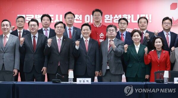 국민의힘&nbsp;장동혁&nbsp;대표가 6일 인천 남동구 인천시당에서 열린 현장 최고위원회의에 참석해 박종진 인천시당위원장, 송언석 원내대표 등 참석자와 기념 촬영하고 있다. [사진=연합뉴스]