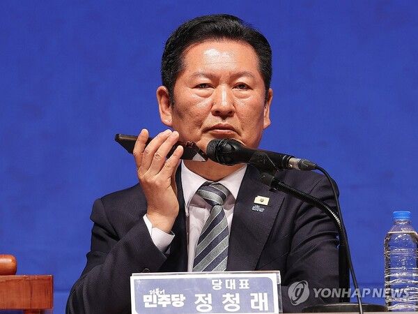 6일 경기도 수원시 경기아트센터에서 열린 더불어민주당 현장최고위원회의에서 정청래 대표가 검찰이 이화영 전 경기도 평화부지사 조사 중 회유를 위해 '연어 술파티'를 벌였다는 의혹과 관련한 교도관들의 증언 음성을 재생하고 있다. 2026.4.6 [사진=연합뉴스]