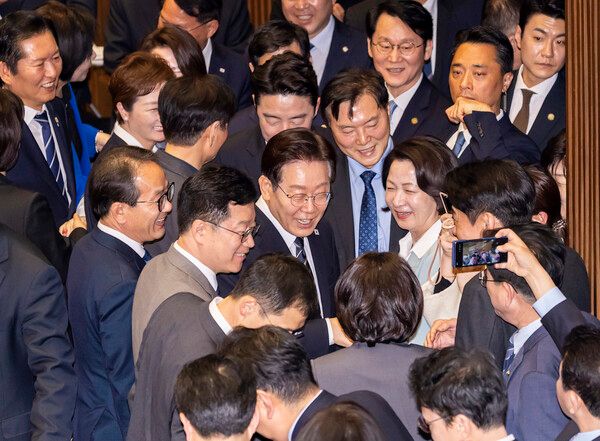 이재명&nbsp;대통령이 2일&nbsp;국회에서 2026 추가경정예산안 시정연설을 마친 뒤 더불어민주당 의원들과 인사하며 본회의장을 떠나고 있다. [사진=연합뉴스]