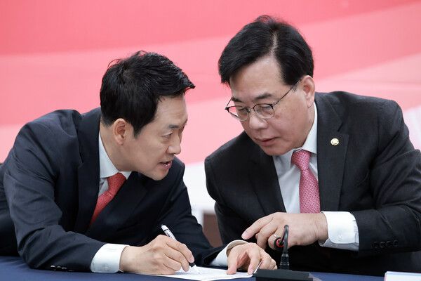 국민의힘&nbsp;장동혁&nbsp;대표가 6일 인천 남동구 인천시당에서 열린 현장 최고위원회의에 참석해 송언석 원내대표와 대화하고 있다. [사진=연합뉴스]