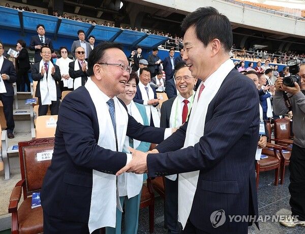 5일 오후 대구스타디움에서 열린 '2026 대구 기독교 부활절 연합예배'에서 유영하 국민의힘 대구시장 경선 후보(오른쪽)와 김부겸 더불어민주당 대구시장 후보가 악수하고 있다. 2026.4.5 [사진=연합뉴스]