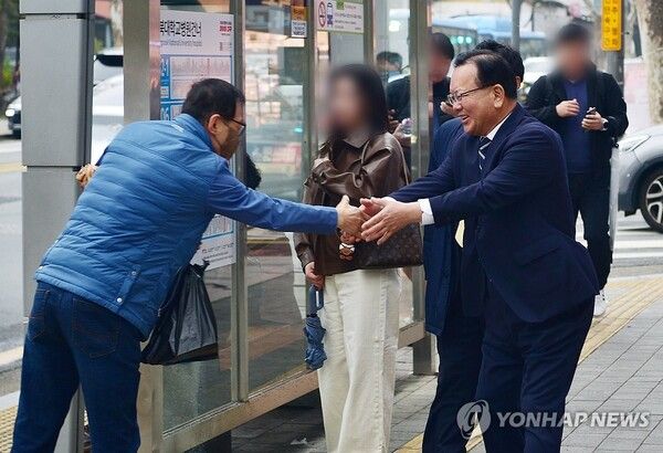 더불어민주당 대구시장 후보로 확정된 김부겸 전 국무총리가 6일 대구 중구에서 열린 기자 간담회에 참석하고자 이동하다가 지지자와 악수하고 있다. 2026.4.6 [사진=연합뉴스]
