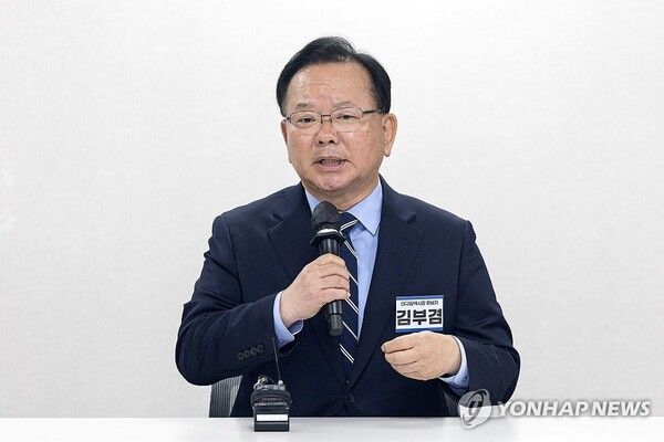 6·3 지방선거 대구시장에 출사표를 던진 김부겸 전 국무총리가 3일 서울 영등포구 여의도 더불어민주당 중앙당사에서 공천 심사 면접을 보고 있다. 2026.4.3 [공동취재]