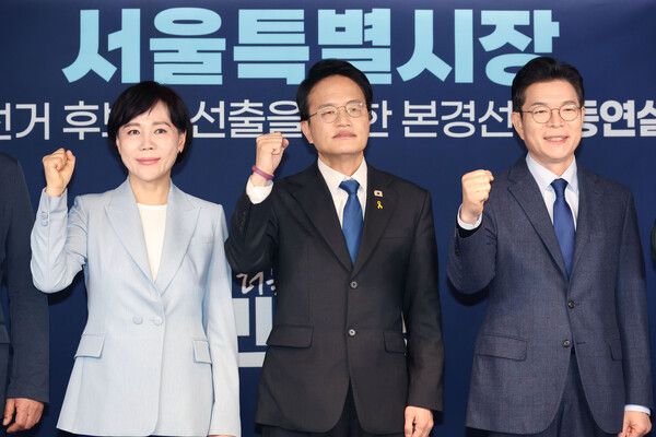 더불어민주당&nbsp;전현희, 박주민, 정원오&nbsp;서울시장&nbsp;예비후보가 5일 서울 여의도 중앙당사에서 열린&nbsp;서울시장&nbsp;본경선 후보자 합동연설회에 앞서 기념 촬영을 하고 있다. [사진=연합뉴스]