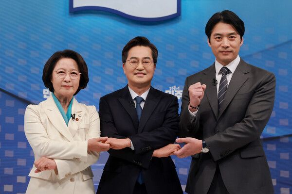 &nbsp;더불어민주당 추미애(왼쪽부터)·김동연·한준호&nbsp;경기도지사&nbsp;경선후보가 1일 서울 양천구 SBS 목동 스튜디오에서 열린 더불어민주당&nbsp;경기도지사&nbsp;후보자 2차 TV 합동토론회에 참석해 기념 촬영하고 있다. [사진=연합뉴스]