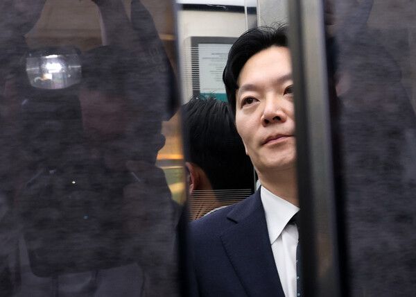 '쌍방울 대북 송금' 사건을 수사했던&nbsp;박상용&nbsp;인천지방검찰청 부부장검사가 3일 국회에서 열린 '윤석열정권 정치검찰조작기소 의혹사건 진상규명' 국정조사특별위원회 전체회의에서 서영교 위원장의 대기 장소 이동 조치에 이석하고 있다. [사진=연합뉴스]