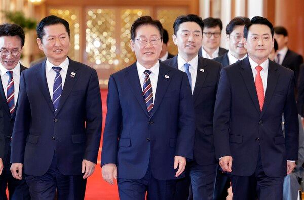 이재명&nbsp;대통령이 7일 청와대에서 열린 여야정 민생경제 협의체 회담에 더불어민주당 정청래 대표, 국민의힘 장동혁 대표 등과 입장하고 있다. [사진=연합뉴스]