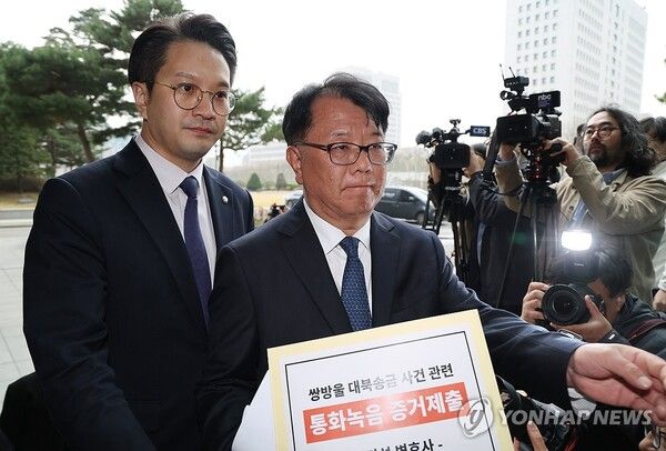 더불어민주당 전용기 의원(왼쪽)과 서민석 변호사가 6일 쌍방울 대북송금 사건 관련 박상용 검사 녹취 증거 제출 기자회견을 하고 서울고등검찰청으로 들어서고 있다. 2026.4.6 [사진=연합뉴스]