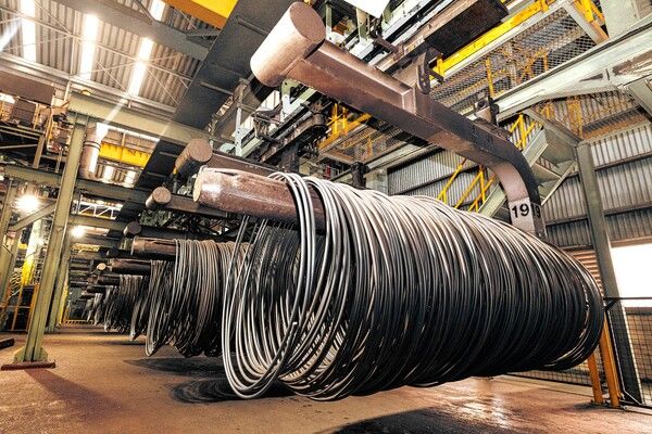 포항제철소 4선재 공장에서 생산한 직경 23mm급 대형 현가용 스프링강 시제품 / 사진=포스코