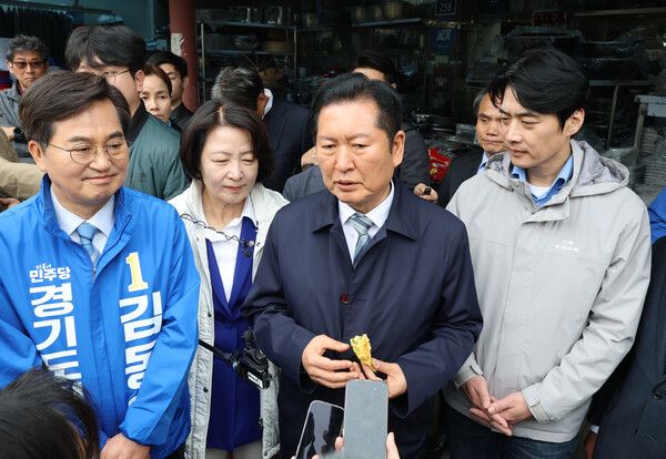 &nbsp;더불어민주당 정청래 대표와&nbsp;경기도지사&nbsp;예비후보들이 6일 경기 수원시 못골시장을 방문, 백브리핑하고 있다. [사진=연합뉴스]