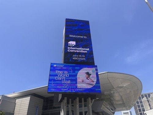 Bio USA 개막을 60일 앞둔 현재, 금리 완화 기대와 투자 회복 속에 임상 3상 중심 기술수출 경쟁이 본격화되고 있다. 사진은 '2025 바이오 USA' 행사가 열린 보스턴 컨벤션&엑시비션 센터 외관. [사진=연합뉴스]