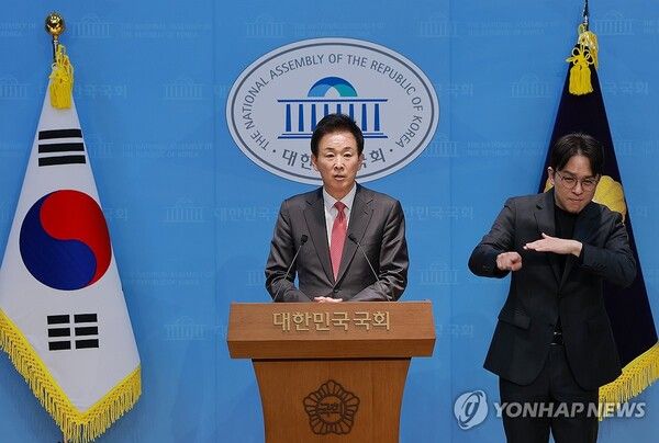 국민의힘 대구시장 예비후보인 유영하 의원이 7일 국회 소통관에서 주호영 국회부의장을 향해 당의 컷오프 결정을 수용할 것을 주장하고 있다.[사진=연합뉴스]