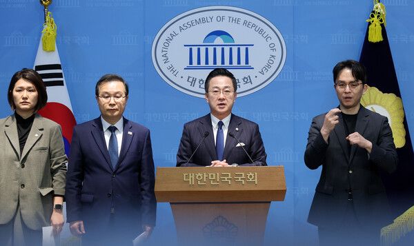 &nbsp;윤석열 정권 정치검찰 조작 기소 의혹사건 진상규명 국정조사특별위원회 소속 범여권 의원들이 7일 국회 소통관에서 기자회견을 열고 쌍방울 대북 송금 수사를 담당한&nbsp;박상용&nbsp;검사에 대한 구속 수사와 윗선 규명을 촉구하고 있다.[사진=연합뉴스]