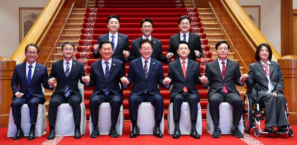 이재명&nbsp;대통령이 7일 청와대에서 여야정 민생경제 협의체 회담에 앞서 참석자들과 기념촬영하고 있다.뒷줄 왼쪽부터 시계방향으로 강훈식 대통령비서실장, 김민석 국무총리, 홍익표 정무수석, 국민의힘 최보윤 수석대변인, 송언석 원내대표, 장동혁 대표, 이 대통령, 더불어민주당 정청래 대표, 한병도 원내대표, 강준현 수석대변인. [사진=연합뉴스]