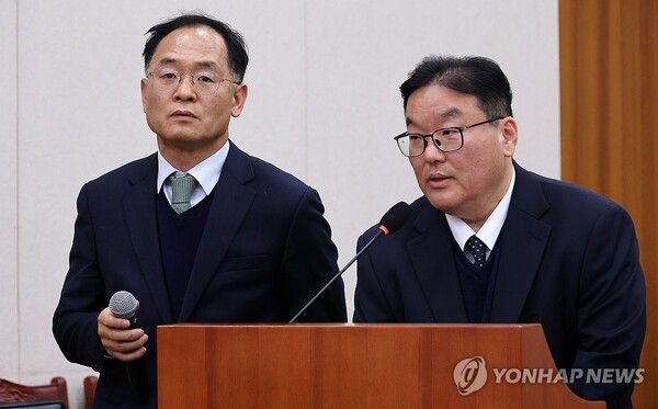 강백신 대구고검 검사(왼쪽)와 엄희준 광주고검 검사가 7일 국회에서 열린 '윤석열정권 정치검찰조작기소 의혹사건 진상규명' 국정조사특별위원회 전체회의에서 의원 질의에 답하고 있다. 2026.4.7 [사진=연합뉴스]