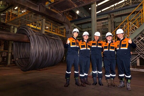 23mm급 대형 '현가용 스프링강' 양산 기술을 공동 개발한 임직원들이 4선재 공장에서 기념사진을 촬영하고 있다. / 사진=포스코