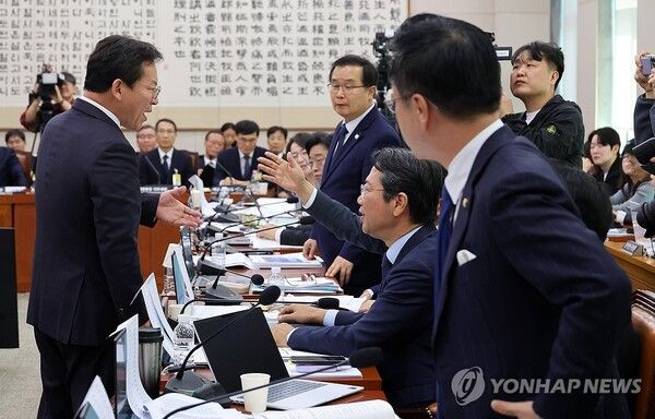 국민의힘 김형동 간사가 7일 국회에서 열린 '윤석열정권 정치검찰조작기소 의혹사건 진상규명' 국정조사특별위원회 전체회의에서 더불어민주당 의원들과 설전을 벌이고 있다. 2026.4.7 [사진=연합뉴스]