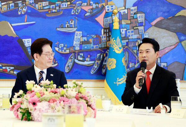 이재명&nbsp;대통령이 7일 청와대에서 열린 여야정 민생경제 협의체 회담에서 국민의힘 장동혁 대표의 발언을 듣고 있다. [사진=연합뉴스]