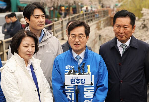 더불어민주당 김동연&nbsp;경기도지사&nbsp;경선후보가 6일 경기 수원시 못골시장을 방문, 백브리핑하고 있다. [사진=연합뉴스]