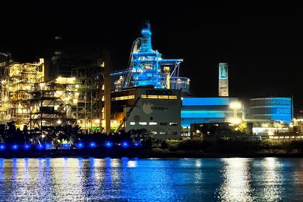 포항제철소가 'Light Up Blue 캠페인' 색상인 파란색으로 빛나고 있다.&nbsp; [사진=포스코]