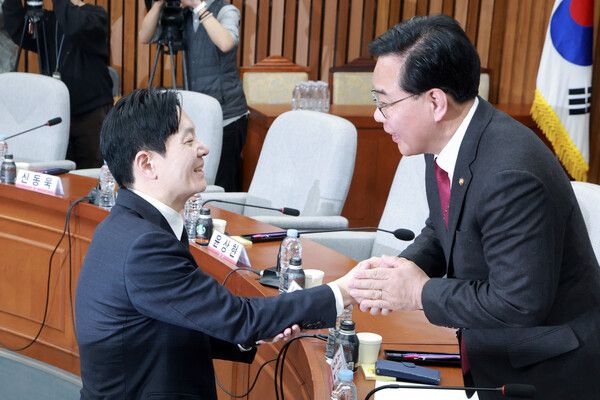 &nbsp;쌍방울 대북송금 사건을 수사했던&nbsp;박상용&nbsp;검사가 7일 국회에서 윤석열 정권 정치검찰 조작기소 의혹 사건 진상규명 국정조사특별위원회 국민의힘 위원들이 개최한 '민주당의 공소취소·재판조작 진상규명 청문회'에 참석하며 국민의힘 송언석 원내대표와 인사하고 있다. [사진=연합뉴스]