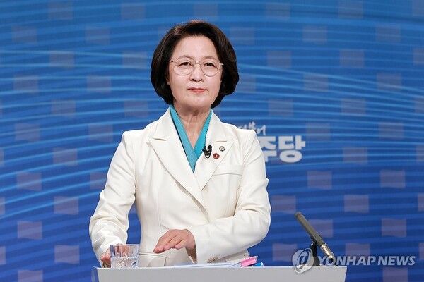 더불어민주당 추미애 경기도지사 후보가 1일 서울 양천구 SBS 목동 스튜디오에서 열린 더불어민주당 경기도지사 후보자 2차 TV 합동토론회에 참석해 시작을 기다리고 있다. 2026.4.1 [사진=연합뉴스]