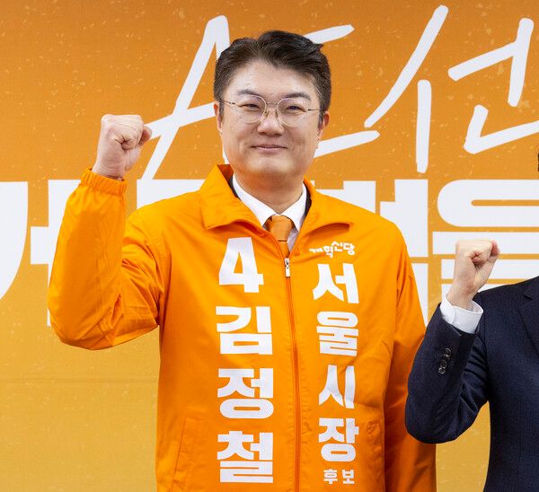 개혁신당 서울시장 후보로 공천된&nbsp;김정철&nbsp;최고위원이 지난달 19일 국회에서 열린 최고위원회의에서 이준석 대표로부터 공천장과 선거 유세용 점퍼를 받은 뒤 파이팅을 외치고 있다. [사진=연합뉴스]