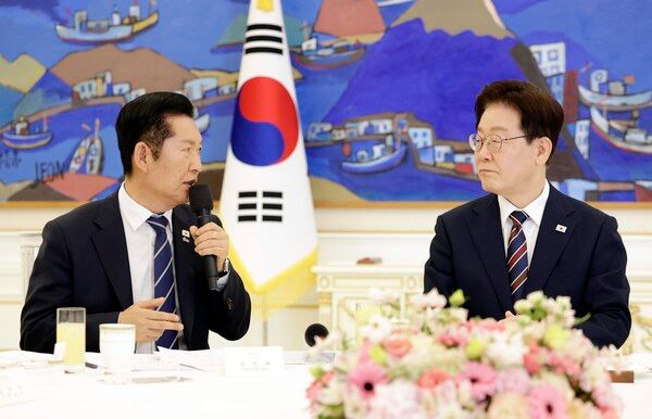 이재명&nbsp;대통령이 7일 청와대에서 열린 여야정 민생경제 협의체 회담에서 더불어민주당 정청래 대표의 발언을 듣고 있다. [사진=연합뉴스]