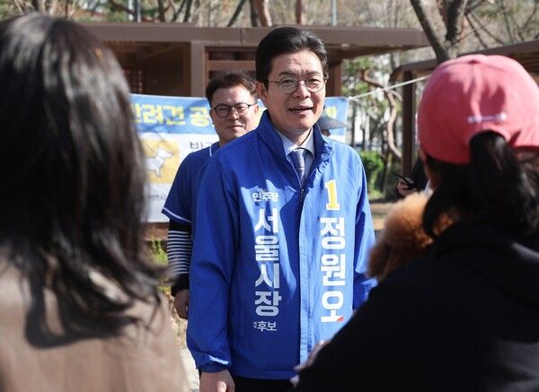 &nbsp;더불어민주당&nbsp;정원오&nbsp;서울시장 예비후보가 2일 서울 양천구 파리공원에서 거리인사를 하고 있다. [사진=연합뉴스]