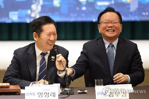 김부겸 대구시장 후보가 8일 대구 북구 인터불고 엑스코 호텔에서 열린 현장 최고위원회의에서 정청래 대표 발언에 미소 짓고 있다. 2026.4.8 [사진=연합뉴스]