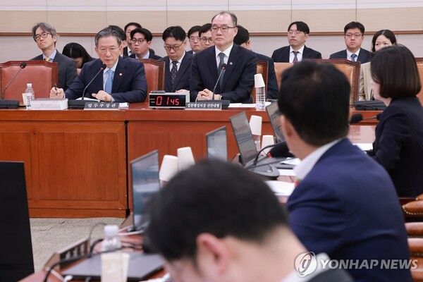 정성호 법무부 장관이 8일 국회에서 열린 법제사법위원회 전체회의에서 쌍방울 대북 송금 사건을 수사한 박상용 검사의 직무정지 관련 질문에 답하고 있다. 2026.4.8 [사진=연합뉴스]