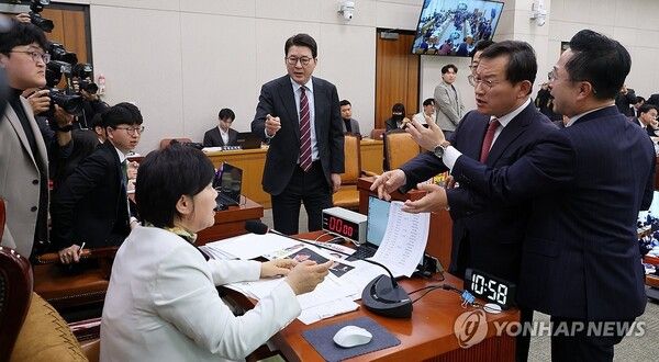 국민의힘 김형동 간사가 7일 국회에서 열린 '윤석열정권 정치검찰조작기소 의혹사건 진상규명' 국정조사특별위원회 전체회의에서 서영교 위원장에게 항의하고 있다. 2026.4.7 [사진=연합뉴스]