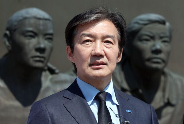 조국혁신당&nbsp;조국 대표가 8일 오전 경남 창원시 마산회원구 국립3·15민주묘지에서 참배 후 취재진 질문에 답하고 있다. [사진=연합뉴스]