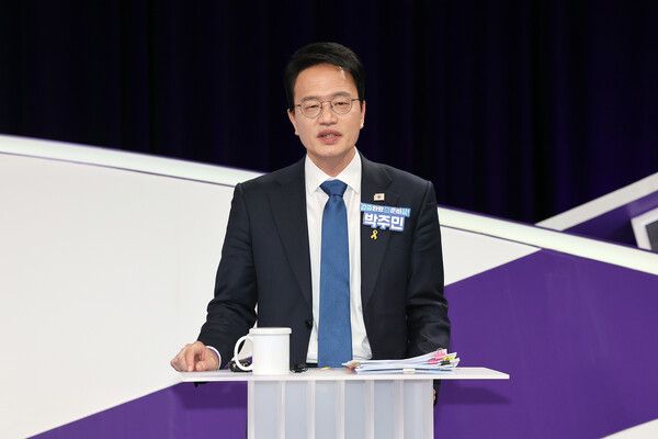 박주민 민주당 서울시장 예비후보는 8일 라디오에서 선거법상 여론조사를 임의로 조작하는 자료를 배포했을 경우 '유죄판결'이 나온 상황이 있다며 당의 판단이 필요한 사안이기 때문에 경선을 일정을 미뤄야 한다고 주장했다. [사진연합뉴스]