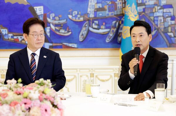 이재명&nbsp;대통령이 7일 청와대에서 열린 여야정 민생경제 협의체 회담에서 국민의힘 장동혁 대표의 발언을 듣고 있다. [사진=연합뉴스]