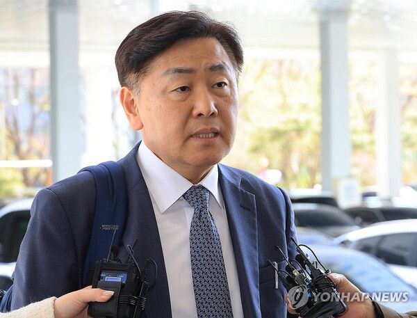 '현금 살포 의혹'으로 더불어민주당에서 제명된 김관영 전북특별자치도지사가 7일 제명 효력정지 가처분 사건 심문에 참석하기 위해 서울 남부지법으로 들어서며 취재진의 질문에 답하고 있다. 2026.4.7 [사진=연합뉴스]