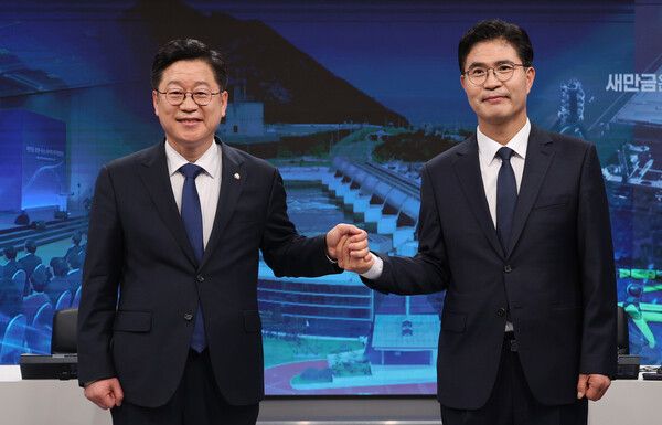 &nbsp;더불어민주당&nbsp;안호영,&nbsp;이원택(왼쪽부터) 전북특별자치도지사 출마예정자가 6일 전주MBC 스튜디오에서 열린 본경선 후보자 합동토론회에서 기념 촬영을 하고 있다. [사진=연합뉴스]