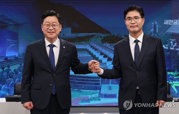 더불어민주당 안호영, 이원택(왼쪽부터) 전북특별자치도지사 출마예정자가 6일 전주MBC 스튜디오에서 열린 본경선 후보자 합동토론회에서 기념 촬영을 하고 있다. 2026.4.6 [사진=연합뉴스]