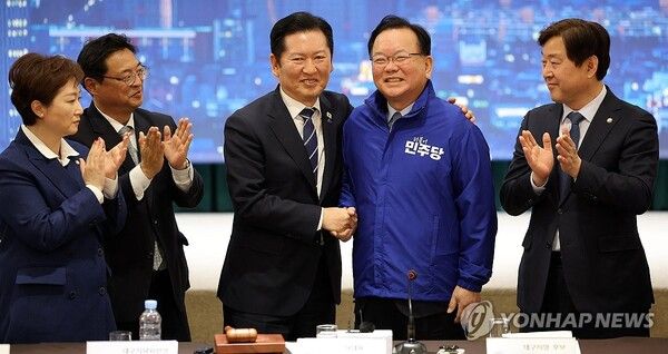 더불어민주당 정청래 대표가 8일 대구 북구 인터불고 엑스코 호텔에서 열린 더불어민주당 현장 최고위원회의에서 대구시장 후보인 김부겸 전 국무총리에게 당 점퍼를 입혀준 뒤 기념 촬영을 하고 있다. 2026.4.8 [사진=연합뉴스]