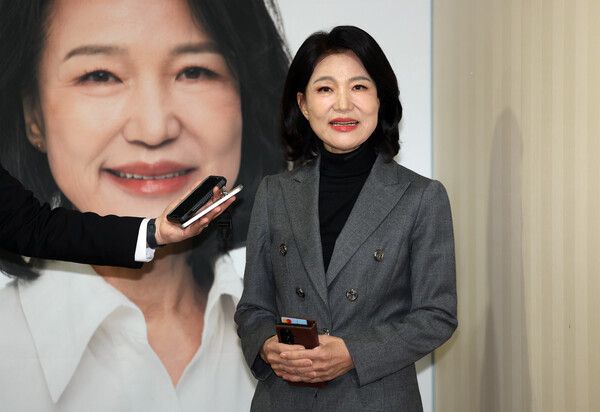 대구시장 선거에 출사표를 던진&nbsp;이진숙&nbsp;전 방송통신위원장이 6일 오후 대구 시내 자신의 선거캠프에서 기자들과 만나 질문에 답하고 있다. [사진=연합뉴스]