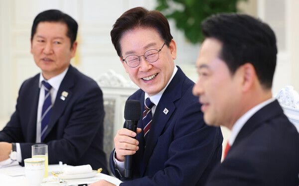 &nbsp;이재명&nbsp;대통령이 7일 청와대에서 열린 여야정 민생경제 협의체 회담에서 발언하고 있다.&nbsp;왼쪽부터 더불어민주당 정청래 대표, 이 대통령, 국민의힘&nbsp;장동혁&nbsp;대표. [사진=연합뉴스]