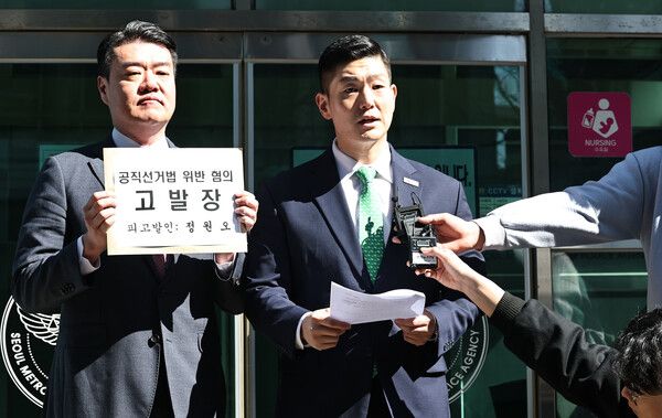 국민의힘&nbsp;김재섭&nbsp;의원이 7일 종로구 서울경찰청 민원실 앞에서 더불어민주당 정원오 서울시장 예비후보에 대한 공직선거법 위반 관련 고발장 접수 전 발언하고 있다. [사진=연합뉴스]